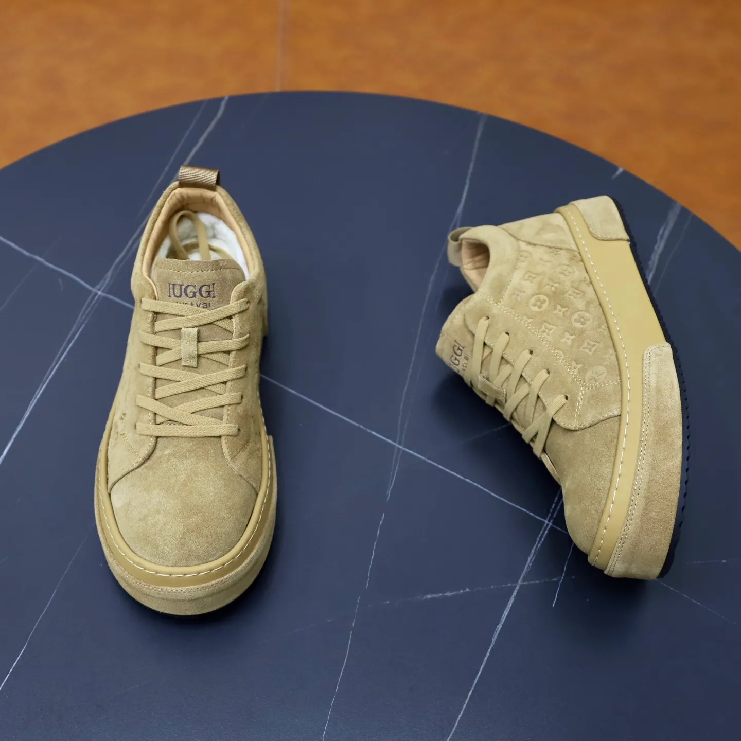 Ex-factory price: 620💰Thick wool imported from Australia Brand: UGG genuine purchase Size: 39-44 Grade: Official website 1:1 Material: First layer of genuine leather waterproof and antifreeze upper Real wool lining Original non-slip soft wear-resistant outsole Style category: Men's casual shoes Trendy style Comfortable on the feet Color: Official website color synchronization